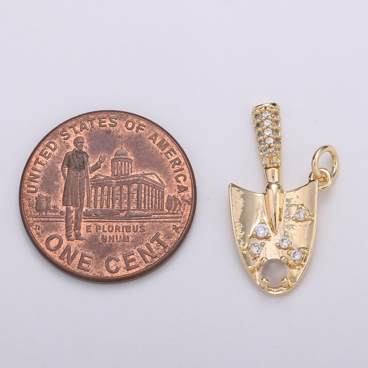 Gold-Filled Garden Shovel Charm – 22 × 10 mm Gardening Gift