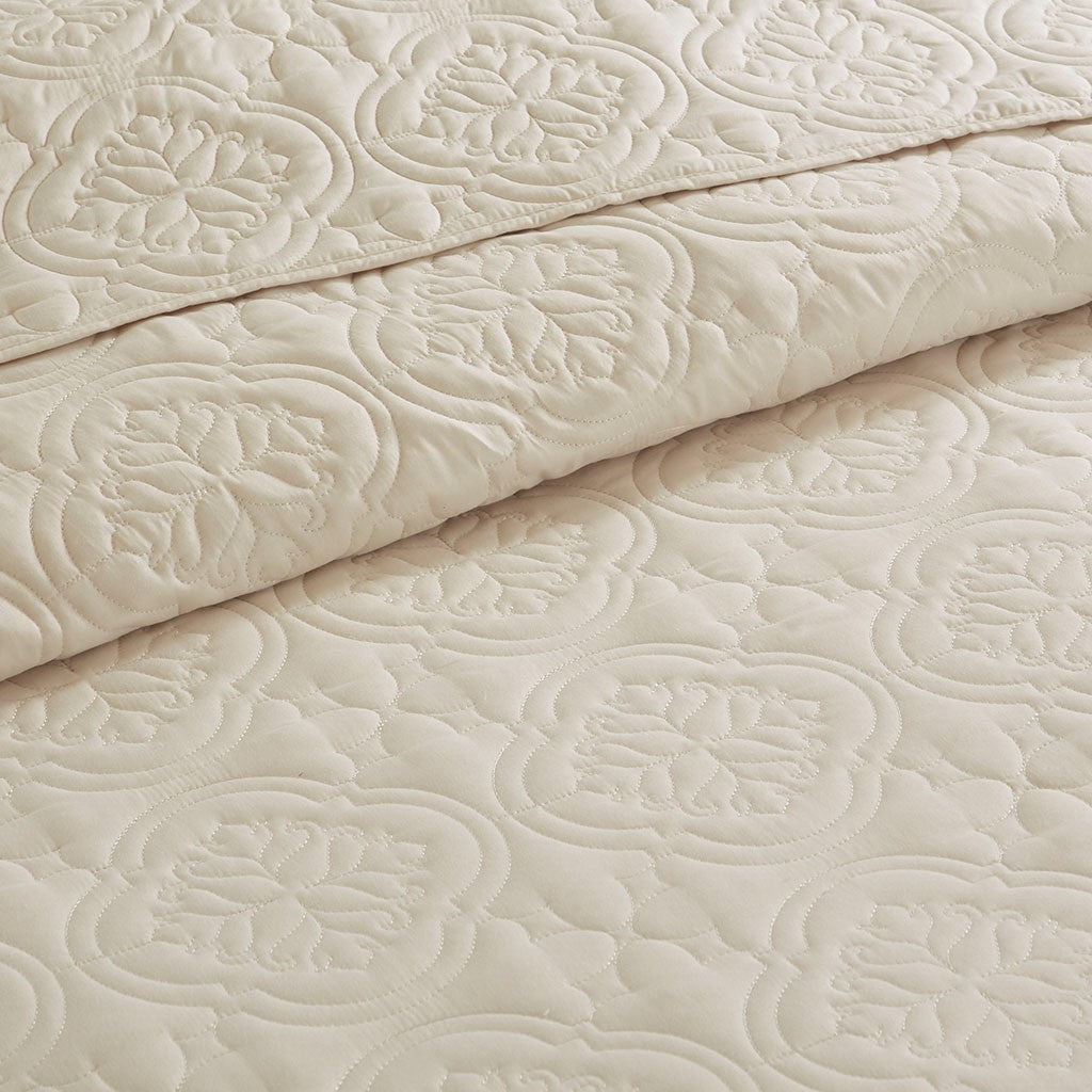 Cream 3 Piece Reversible Bedspread Set with Quilted Medallion - King/Cal King